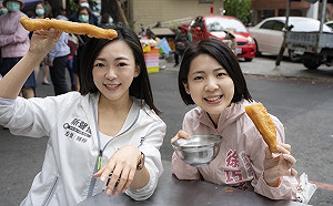 北巧芯南喬茵新生代合體造勢 做早餐、掃街遇民眾落淚喊加油