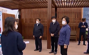 ｢古有掩耳盜鈴 今有春蘭爬頂｣中國副總理在大樓頂擺拍假裝視察疫情