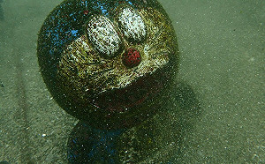 潛水客海底驚見「哆啦A夢翻白眼」 藻類纏身辛酸畫面流出