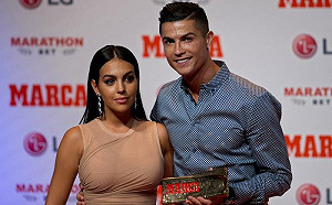 利物浦高唱YNWA　為喪子的C羅打氣