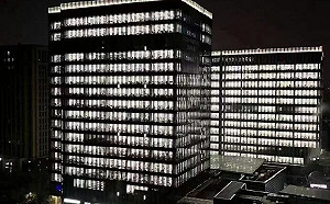 不是在加班！上海辦公大樓暗夜燈火通明 竟是數千人的方艙醫院