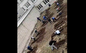 俄校園戰鬥營學生挖壕溝影片瘋傳 網：以為挖墳墓