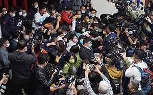 為國務機要費除罪化爆衝突 藍綠立委推擠、搶主席台