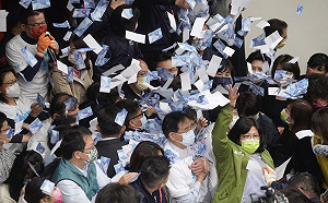 假鈔灑滿天！國務機要費除罪化 衝突下完成初審