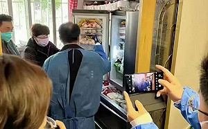 嚇到雙手縮進袖子裏! 上海副市長視察民宅竟「伸手不見五指」 挨批「擺拍」