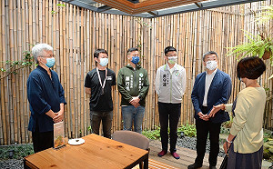 拜訪中城再生文化協會 蔡其昌自喻資深母雞「不敲鑼打鼓」