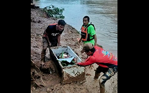 土石流來襲 菲律賓11歲男童躲冰箱20小時生還 卻發現父母雙亡成孤兒