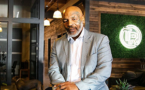 不忍了！拳王泰森遭騷擾暴打乘客