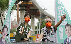 代卓冠廷上陣！洪慈庸鶯歌率車隊掃街拜票