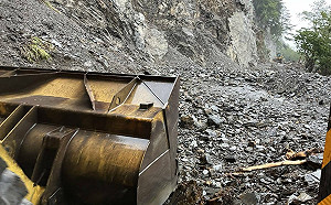 持續坍方落石！中橫關原路段封閉搶修 公路總局籲改道
