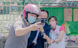 陪陳乃瑜義賣狗糧  王世堅再批柯文哲粗鄙傲慢