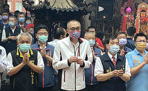 天上聖母聖誕 三重義天宮捐贈醫療資源獲謝政達致謝