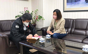 綠北市議員初選開戰 邱義仁挺她「沒背景選很辛苦」