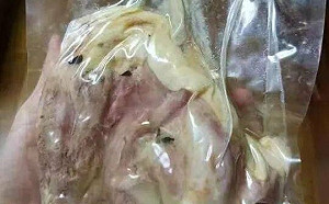 上海封城 居民領物資拿到「腐爛鴨肉」臭到想吐 才吃一口狂腹瀉