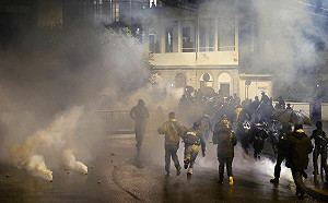 馬克宏剛當選就被抗議 法國多地爆發街頭示威