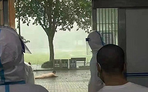 上海疫情未止又遇暴風雨！ 醫護被吹倒、採檢站全垮、方艙浴室飛走