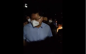 (影) 民眾缺糧挨餓 官員吃得白又胖 上海副市長視察遭居民包圍痛斥