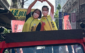 新北市議員何博文美女太太代夫上陣 力挺子弟兵黃淑君