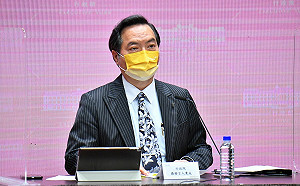 連三天確診破萬！ 疫情蔓延至行政院  蘇貞昌明視察指揮中心