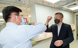 見到菩薩了！向林佳龍請益市政 蔡其昌：我們關係像溫開水