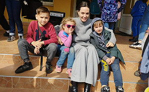 女星安潔莉娜裘莉突訪烏克蘭 會晤流離失所難民