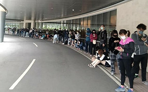 看不見盡頭 篩檢站人潮爆滿 陳時中：應該很快就會轉為快篩陽性才能做PCR