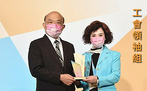 獲選全國模範勞工工會領袖代表 江春瑟接受總統、院長表揚