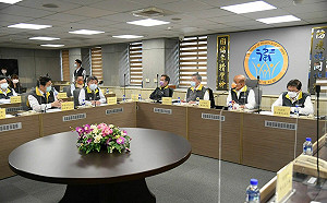 確診人數日增萬例 中央揭新防疫階段政策：大量快篩試劑將到貨！