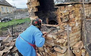 烏克蘭老奶奶廢墟烤蛋糕  佝僂身影令人動容