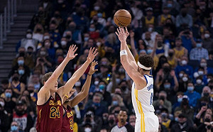 K湯關鍵三分反超　勇士首戰1分險勝