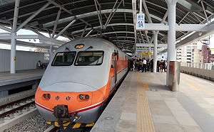 潭子驚見「類停車」！自強號倒退嚕回站內 台鐵局：非過站不停