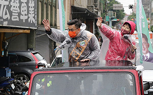 陳亭妃冒雨助陣卓冠廷 呼籲選民顧電話「機會稍縱即逝！」