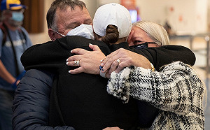 親友相擁而泣！紐西蘭睽違2年重啟國門  含台灣在內60國入境免隔離