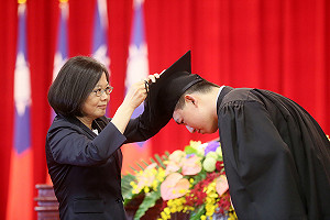 小英勉警察「菜鳥」：遍體鱗傷仍守護正義