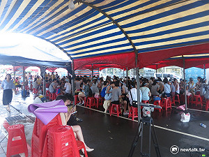 華航勞資談判開始 空服員暫退百人留守