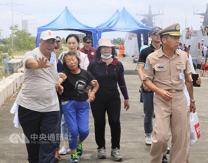 誤擊身亡海上招魂 黃文忠妻哭倒難行