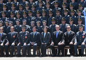 蔡英文：大刀闊斧改革 跟國軍一起站起來