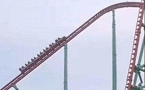 懸停77米高空！江西雲霄飛車故障18人受困 遊客:走下來腿都軟了