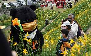 喔熊組長出任務！邀民眾帶媽媽虎山巖賞金針花