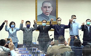 屏東縣長選戰 國民黨提名蘇清泉對決周春米