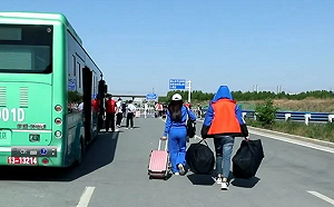 缺工缺到在高速公路口搶人! 鄭州富士康 : 出勤滿55天給3.6萬獎金