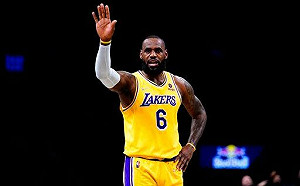 (影)球評苦諫：湖人該認真思考交易詹皇