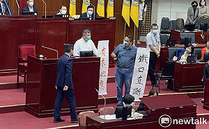 藍議員贈「鐵口直斷」布條 柯文哲再預言：過3天後台灣確診數字就不準