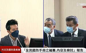 為教召員染疫作為爆衝突 何志偉、邱國正互拍桌嗆聲