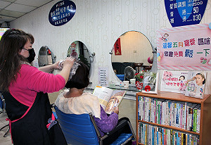 用閱讀代替聊天！新北偏鄉美容院母親節辦書展