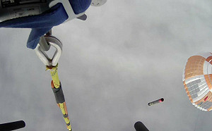 美國太空公司測試新回收法 用直升機半空攔截火箭推進器