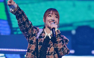 體驗分娩痛到哭！泱泱皺眉「緊抓沙發」狂喊痛：不要再折磨我