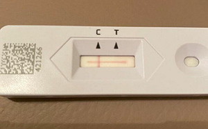 快篩兩條神秘交叉？隔離男一看臉綠