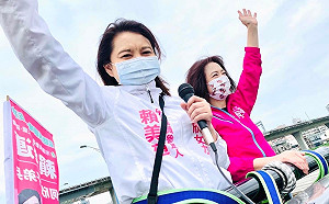 秀出曬紅的雙臂 何欣純：參與民主前進的印記