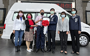 地方企業熱心公益 議員牽線捐贈高市府復康巴士